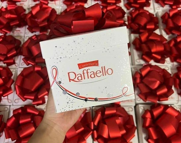 socola-phu-dua-ferrero-raffaello-hop-vuong-no-300g2